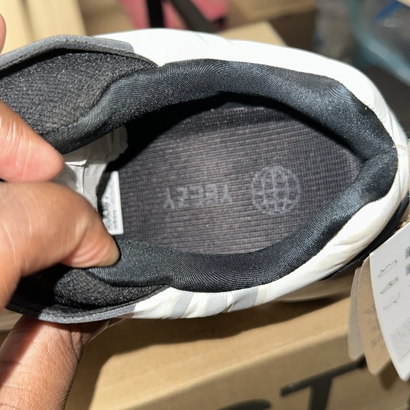 AUTHENTIC YEEZY MNVN 700, MENS 7.5. WMNS 8/8.5 NWT - Picture 4 of 15
